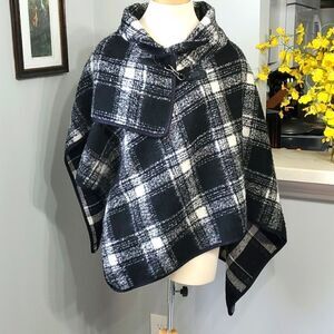 THIS BEAUTIFUL CAPE, is classic black and white. Has a snap closure. Great cond.
